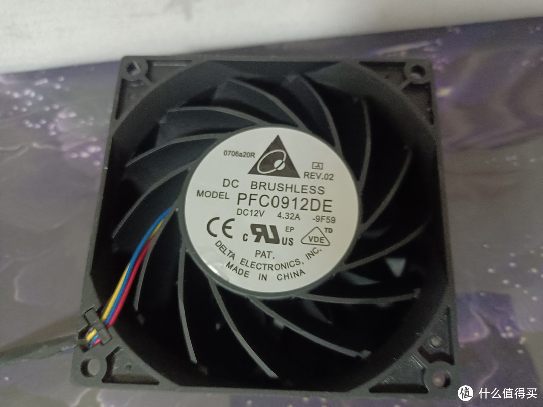 一根台达9038超级暴力扇，12V，4.32A暴力扇9CM暴力扇PFC0912DE有着工业美感，拆解赏析，为了好看才捡的