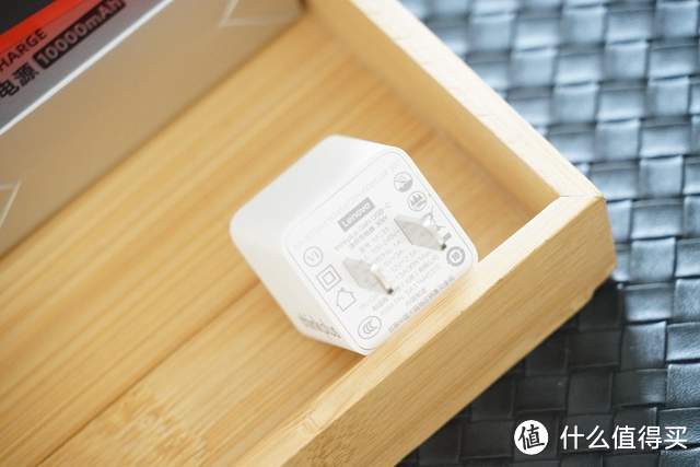 坦白的说,如果联想这快充头能提供一个苹果的充电线可选套装,那就更帅