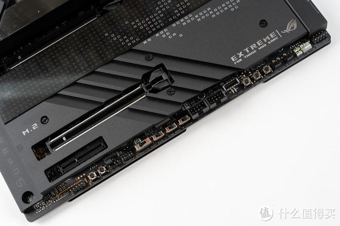 紫金绽放——ROG Crosshair X670E Extreme + 创世神GR701分体水冷装机展示