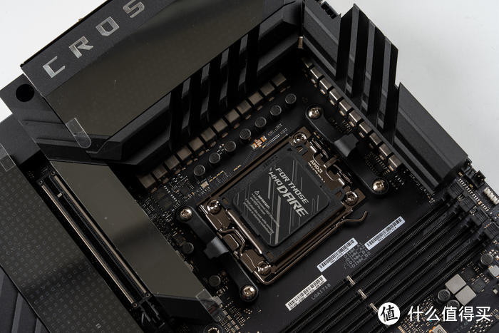 紫金绽放——ROG Crosshair X670E Extreme + 创世神GR701分体水冷装机展示