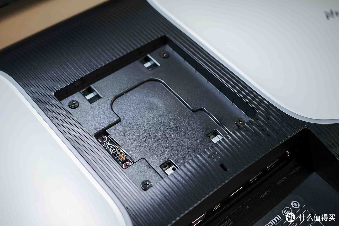 超强对比度+小配置拉满的电竞游戏利器丨4K高刷雷鸟U8显示器开箱评测