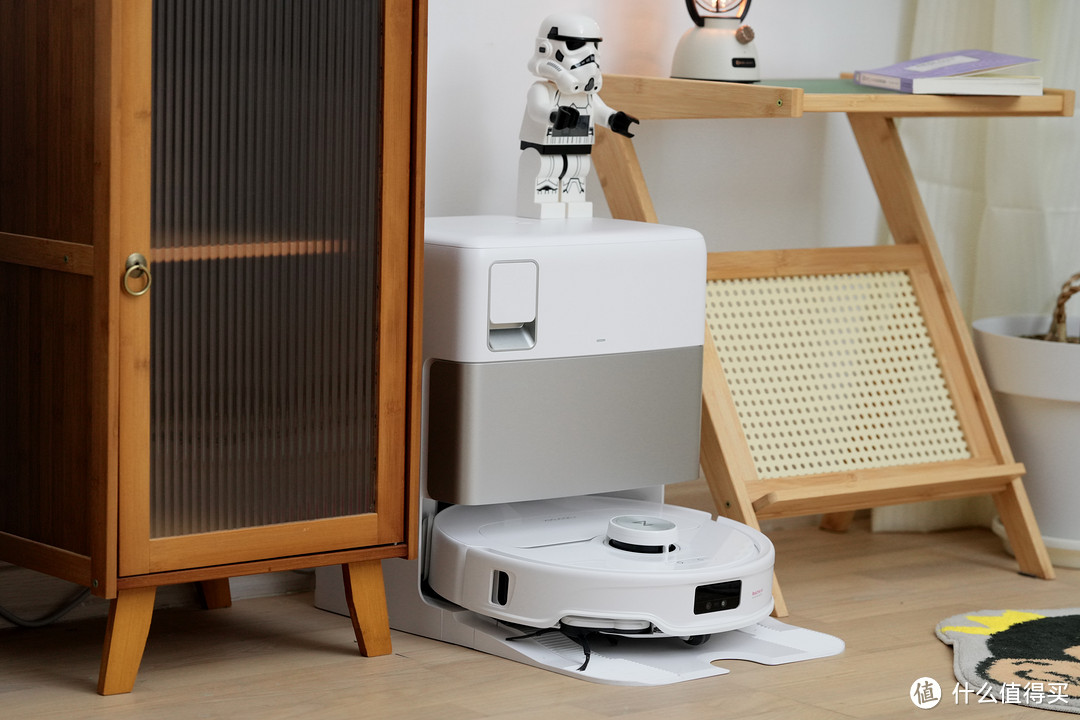扫地机器人新形态!基站变更小,机械臂拖地无死角!