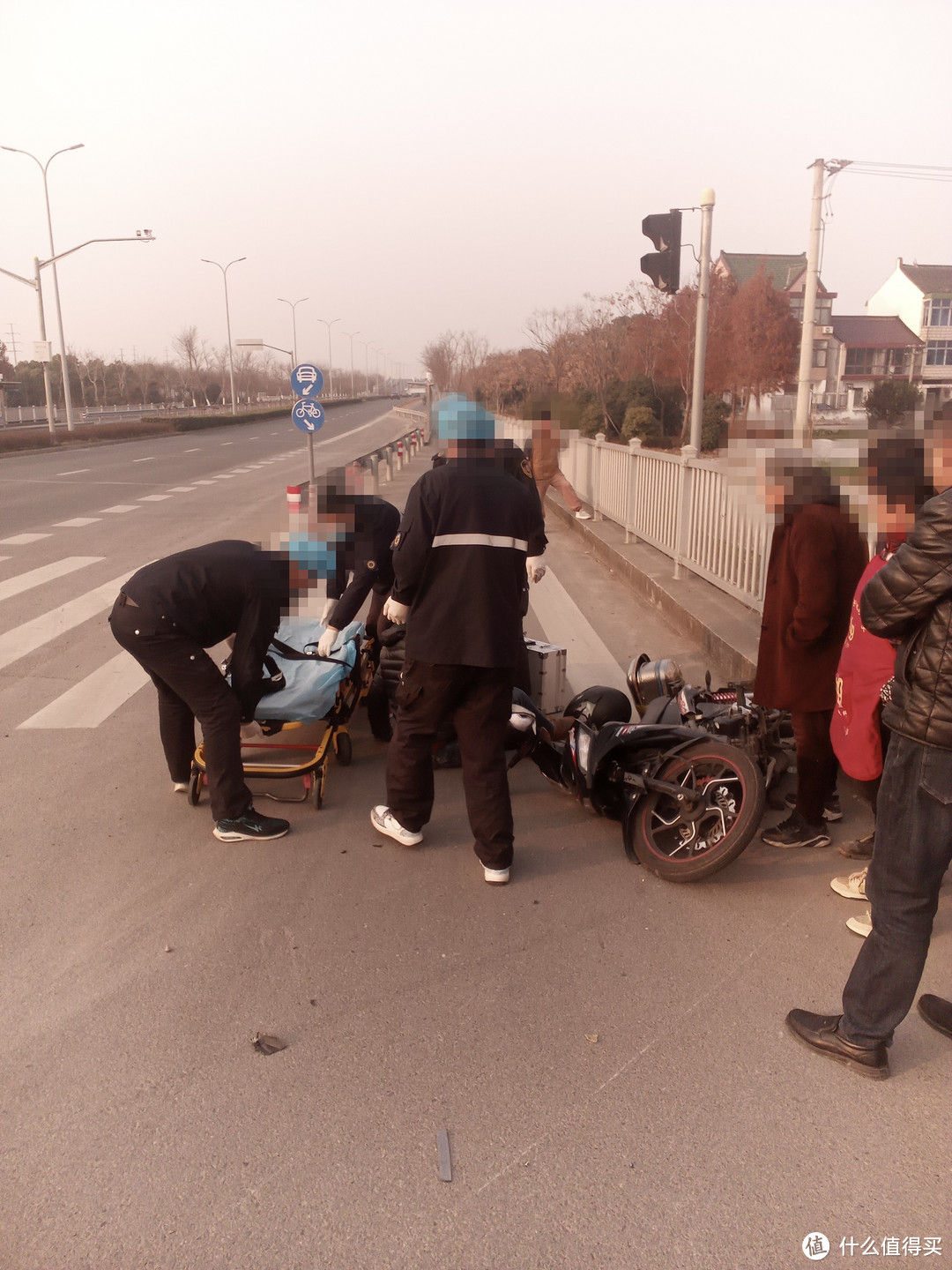 中国永远不缺围观群众，据当地村民说，这边老出车祸了，经常出事，连块事故多发的牌子都不竖