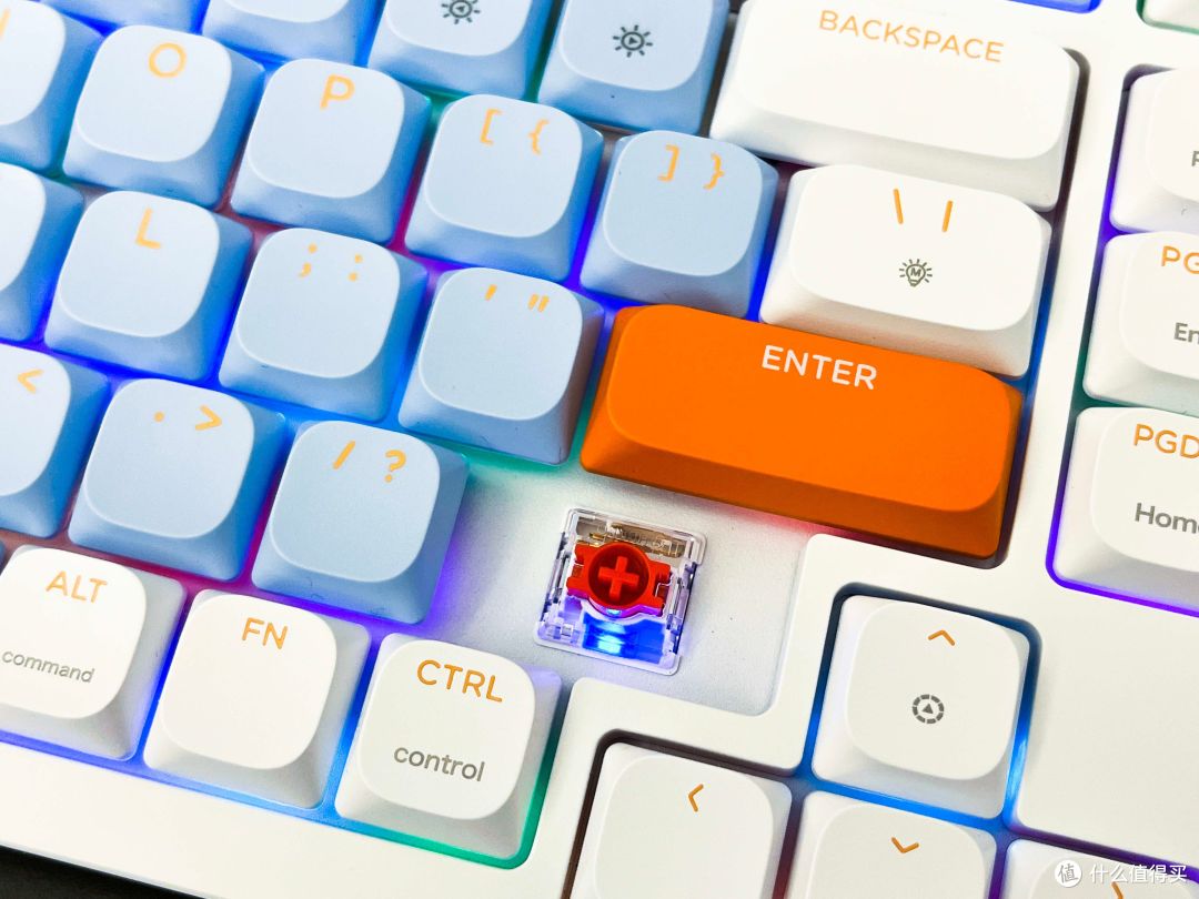 还玩rgb灯效过时了啦现在开始流行玩屏幕啦黑爵akp815感受touchbar的