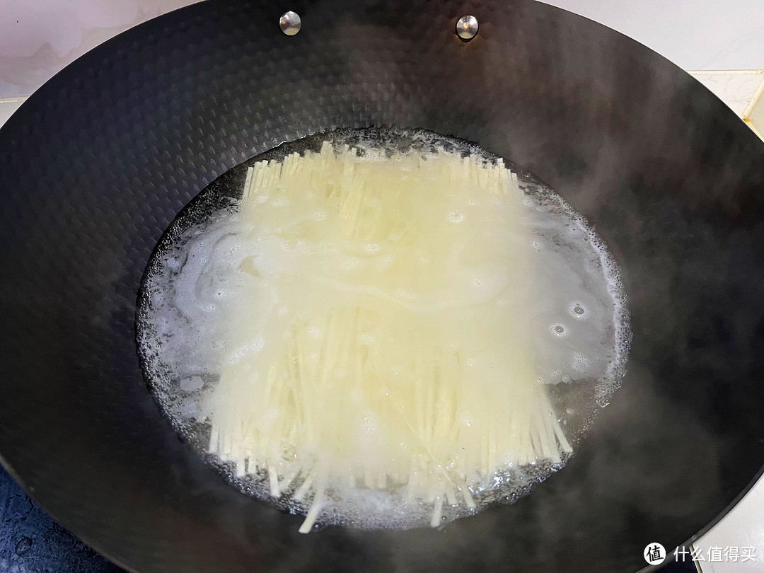 沸水煮一分钟之后要放入冷水的碗里，防止粘黏在一起