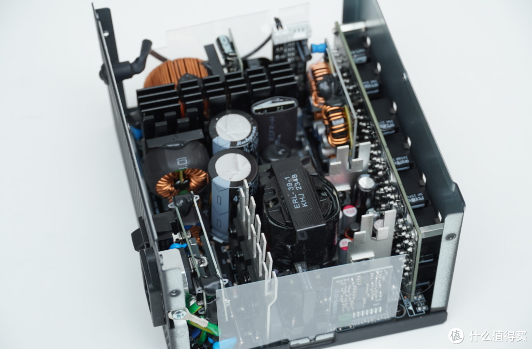 拥抱ATX 3.1 标准 超小巧的安耐美D.F.12 电源却能提供大能量!