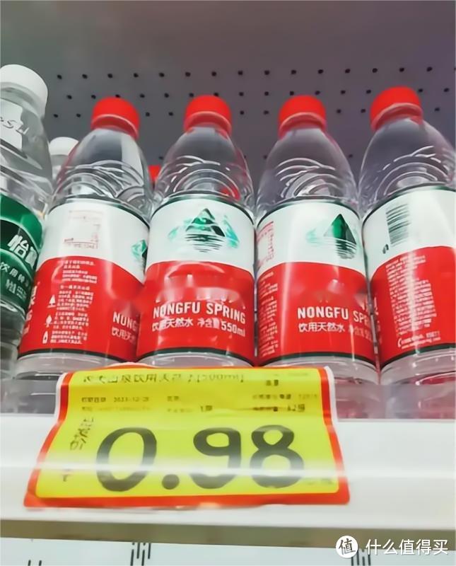 农夫山泉开始大降价，0.9元一瓶，这么便宜消费者很难不动心啊！