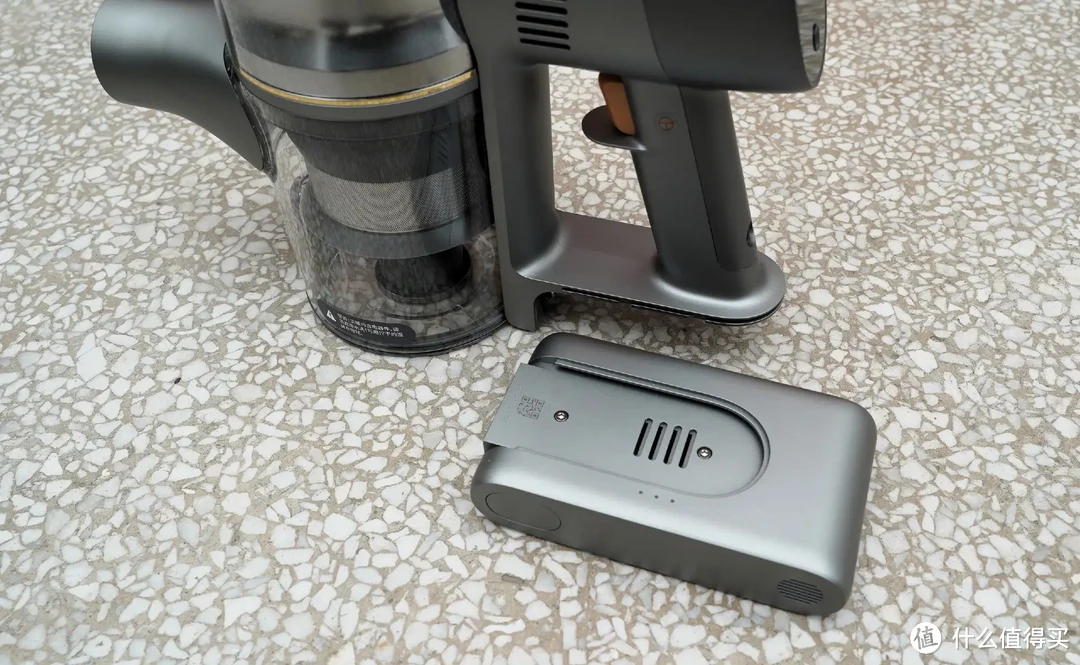 绿光显尘划重点，针对性升级更高效，追觅V12S无线吸尘器是家庭清洁的好帮手