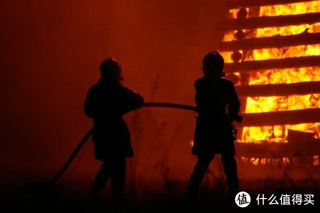 智利一葡萄收获节突发大火，几分钟内烧毁110个摊位
