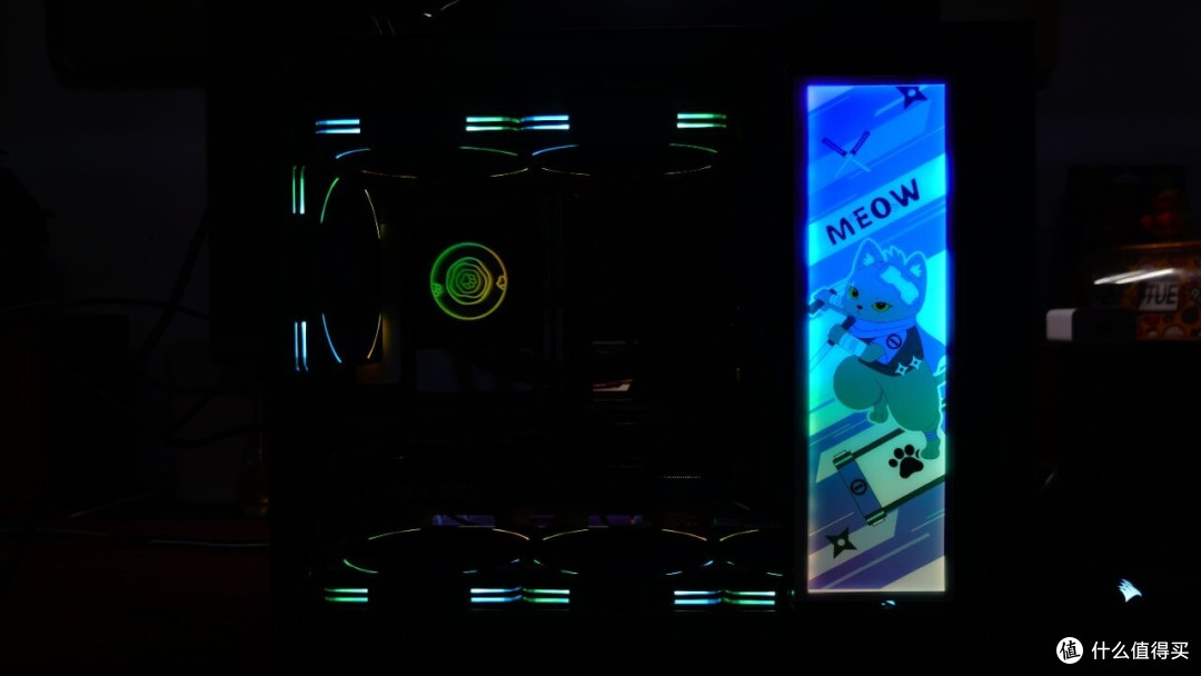 电脑紫机箱是一款主打二次元风格的产品,其设计上的亮点主要体现在以下几个方面。