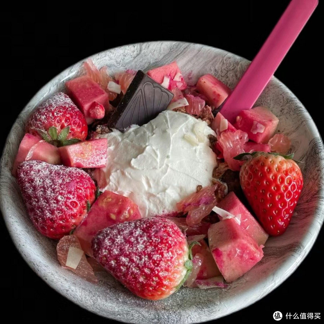 草莓芭乐黑巧酸奶碗
