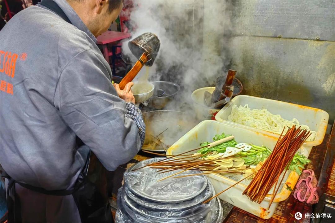 泼天的富贵轮到甘肃天水了?宝藏麻辣烫被曝出,别说还真是独一份