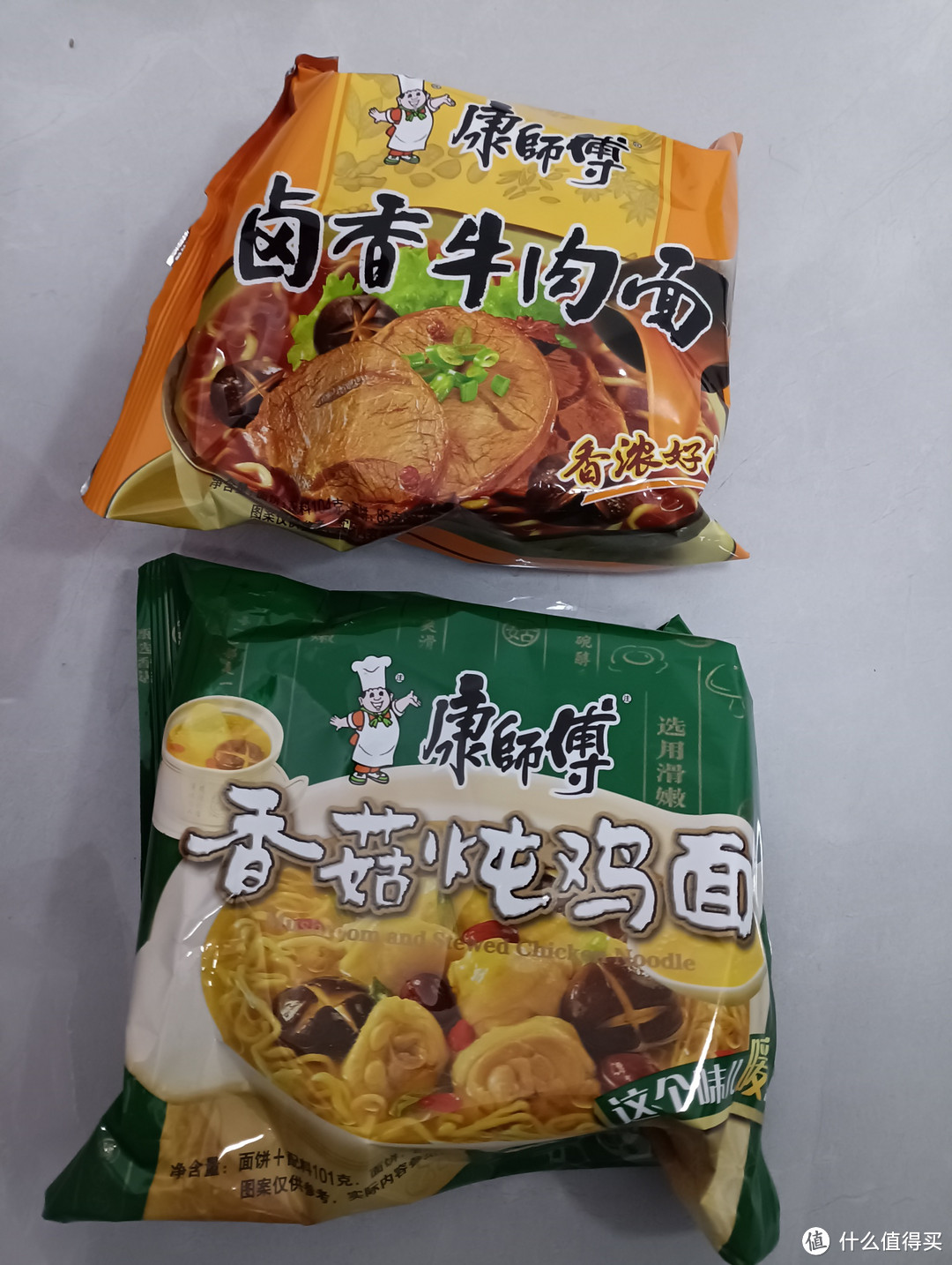 打工带饭，想吃哪个味就吃哪个味，带几包方便面就很舒服了。