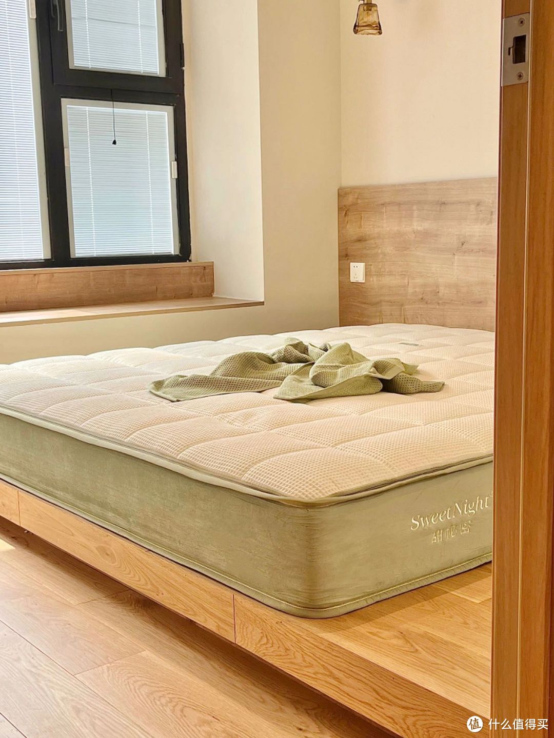 越来越多人卧室不放“床”了！建议学他家的做法，实用还省空间