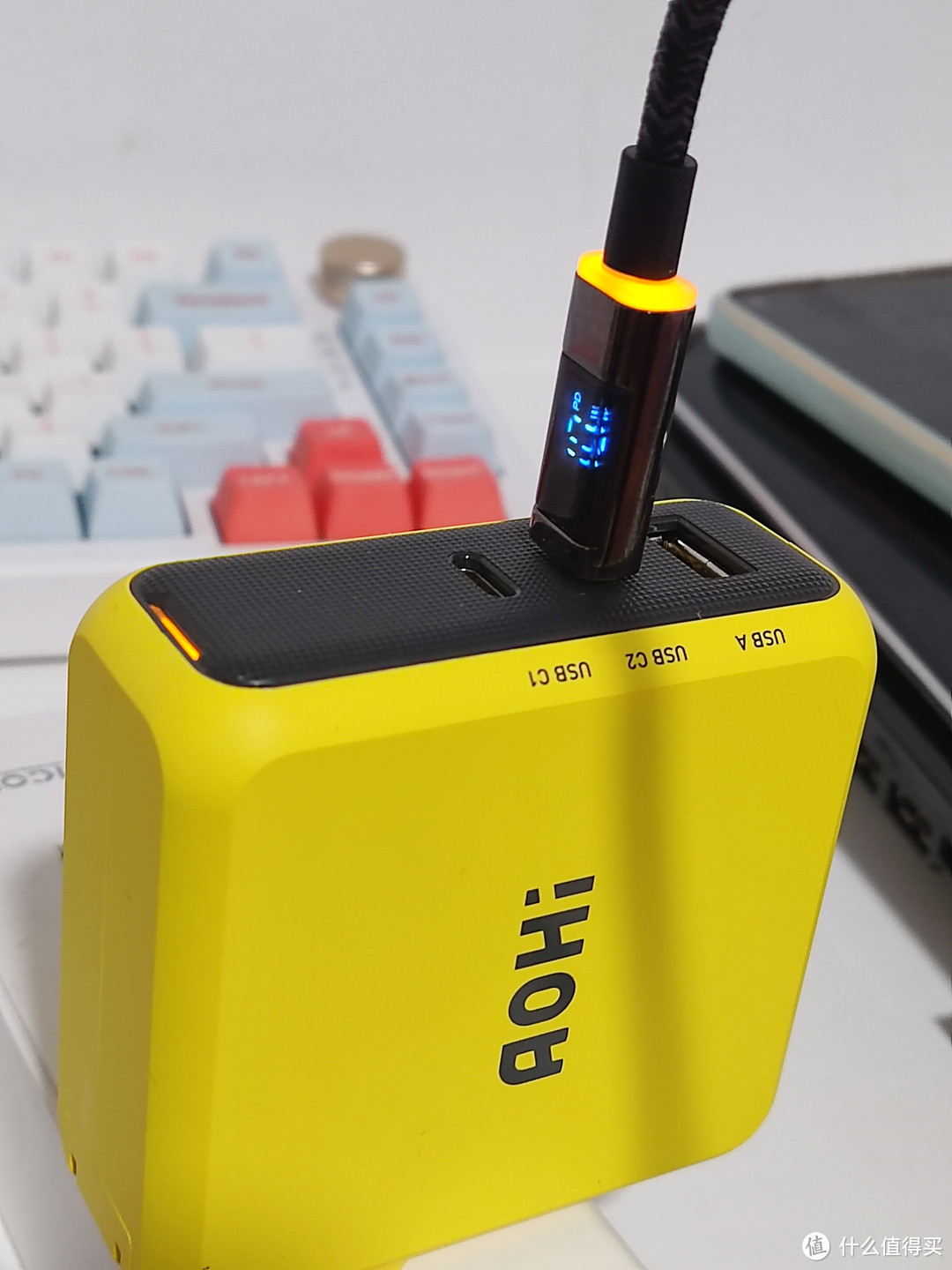 两百不到就可以买到PD3.1的三口氮化镓充电器？AOHI 140W 青春版上手体验