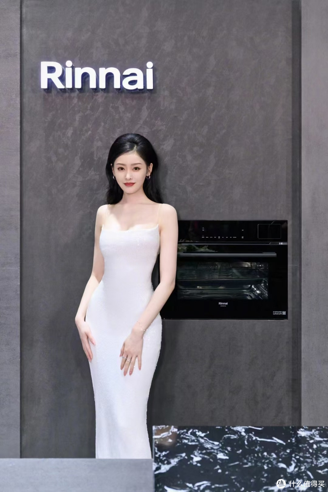 AWE2024现场唯一美女明星张天爱美图赏析