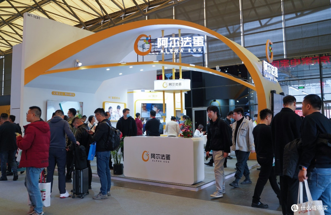 “父母之心,用AI孵化” 阿尔法蛋三大家族亮相AWE