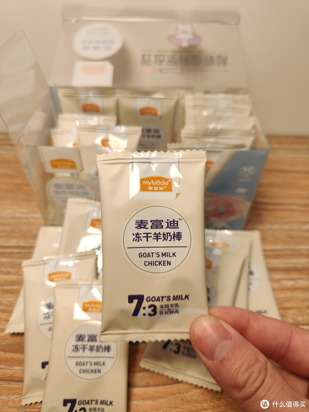 小奶狗断奶时候过渡的小零食：麦富迪冻干羊奶棒