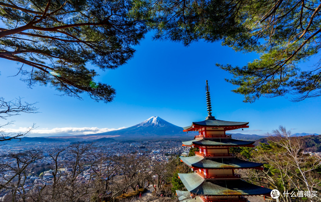 隐藏在云雾之中的富士山