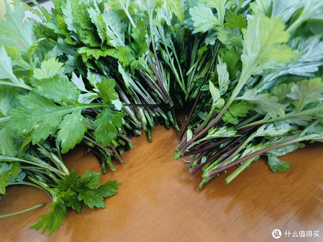 今日值班,在单位小园里摘了把野生艾草,做成青团当下午茶