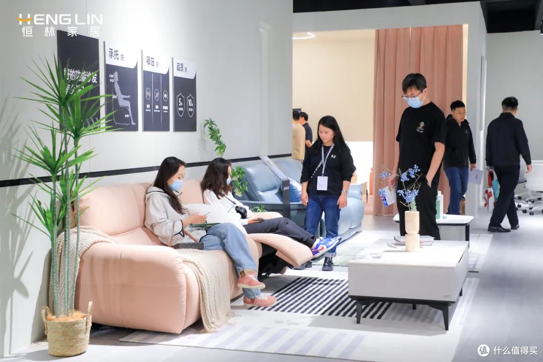 恒林家居亮相第51届东莞名家具展 以科技致敬美好未来