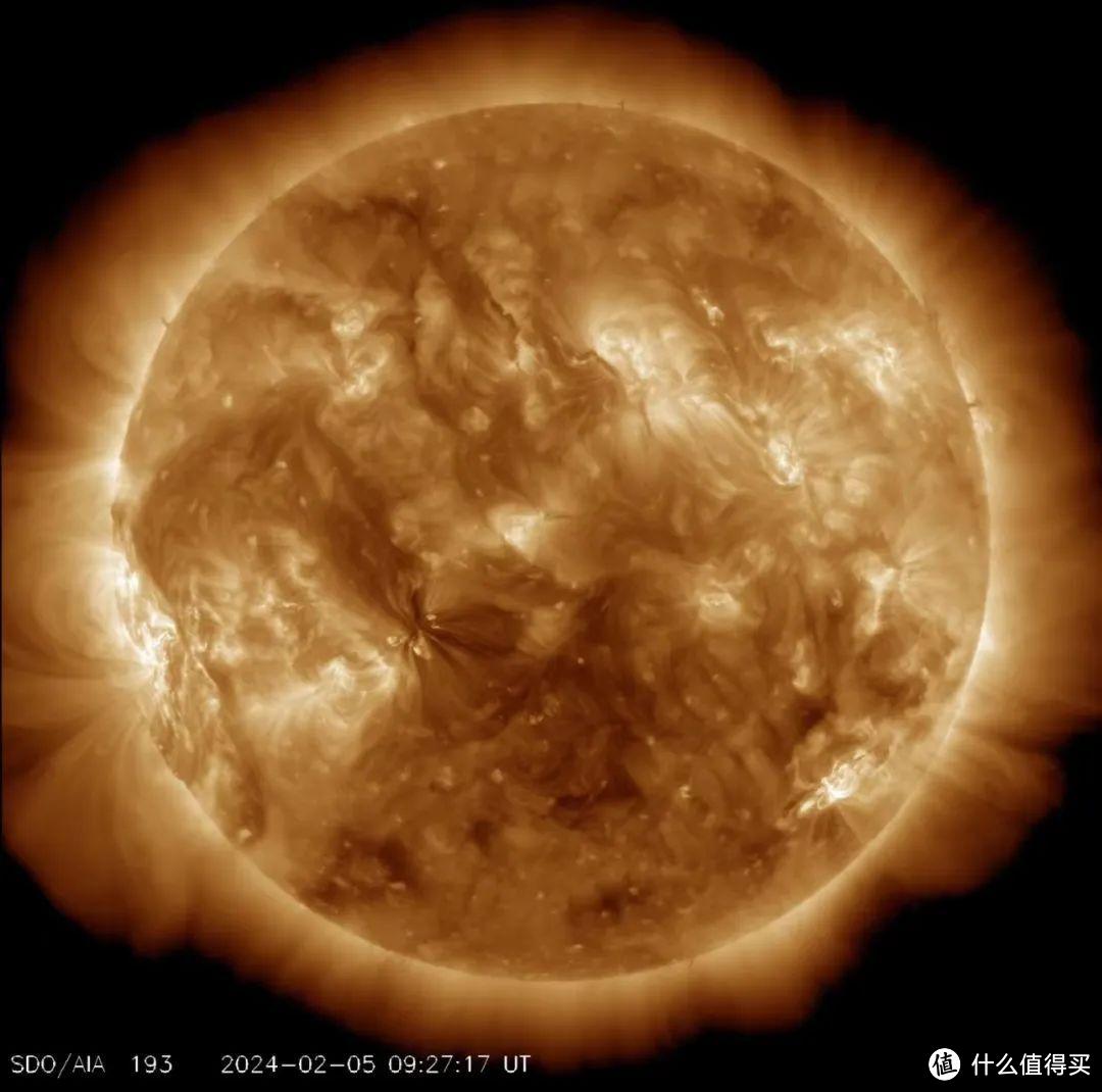 ▲ 通过太阳的图像能够清晰看到日冕