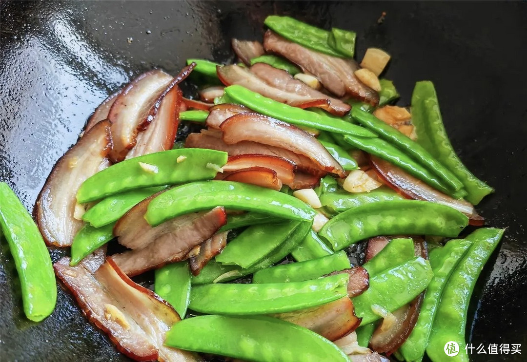 腊肉荷兰豆怎样做好吃？教你正确做法，荷兰豆翠绿，腊肉不咸不硬