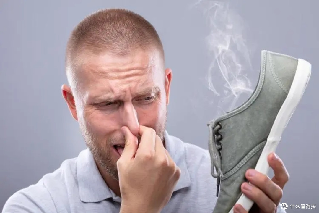鞋子发臭怎么办?往鞋子里放一把这个,臭味全部消失,太神奇了