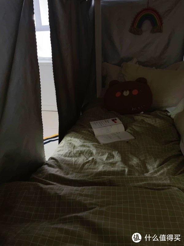 遮光床帘，顾名思义是一种能够阻挡光线的床上用品