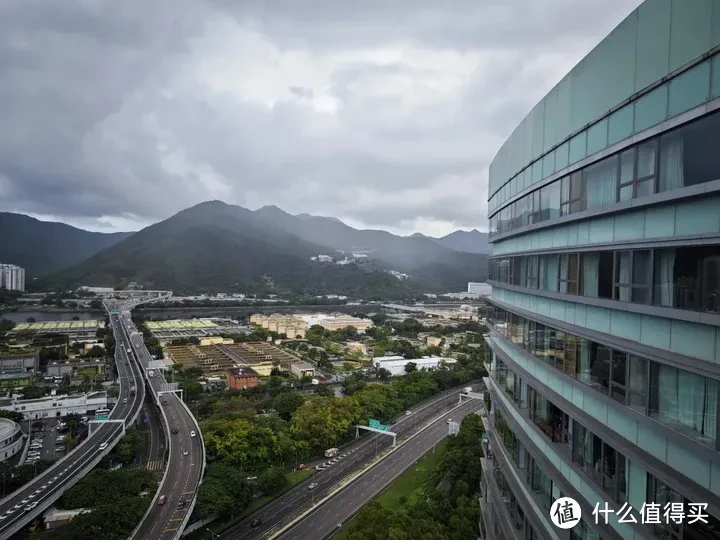 想不到吧？在香港，还能住到这么大房间的酒店！还是凯悦