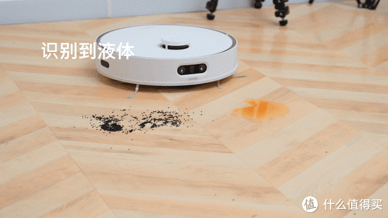 当扫拖机器人进入AI时代！科大讯飞X3：AI策略清扫，液体先拖后扫，指哪/说哪扫哪，视频通话它全都会！