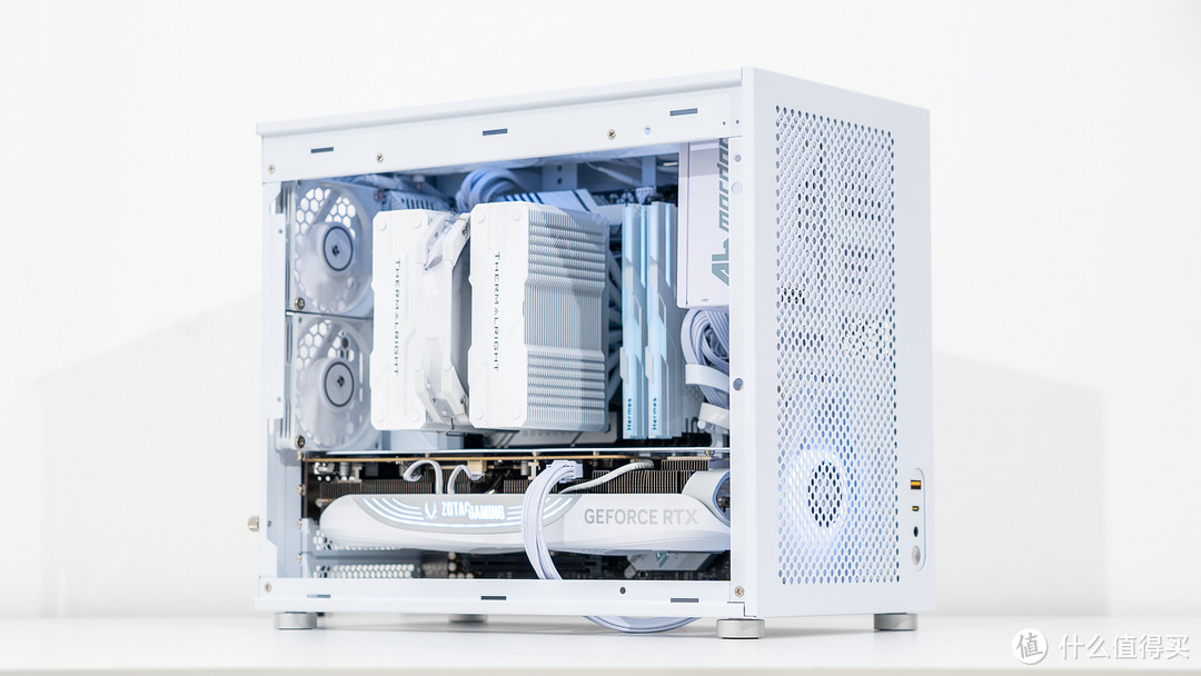 MATX 也紧凑：华硕小吹雪S+宏碁掠夺者+索泰 RTX4080 SUPER 月白装机展示