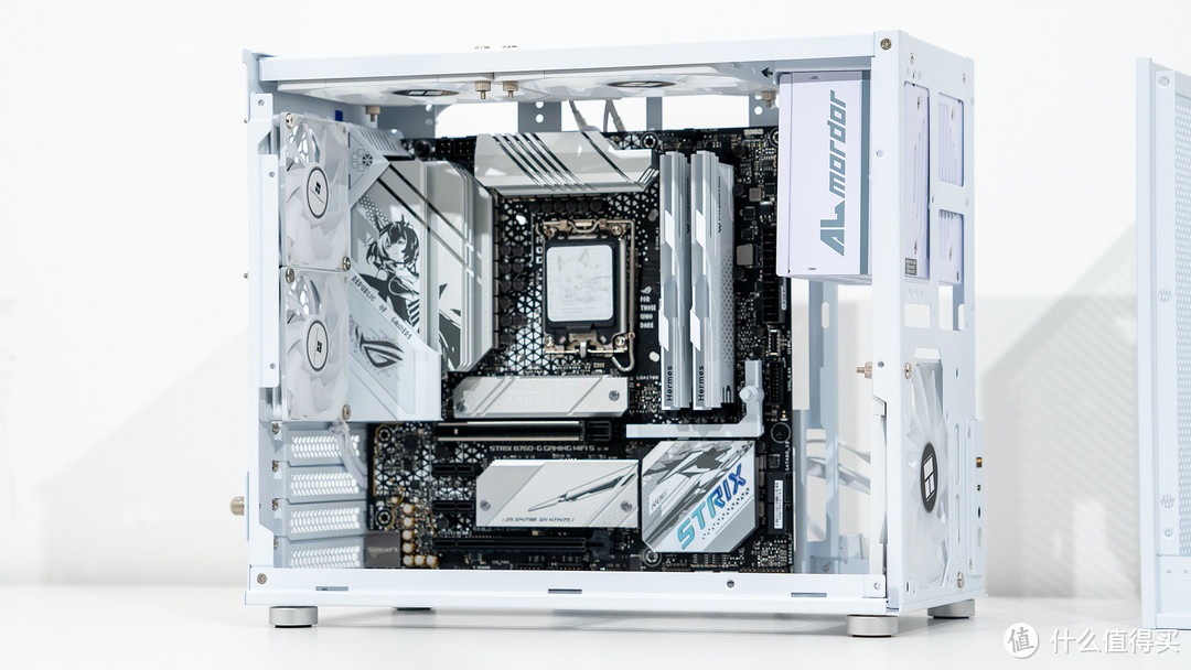 MATX 也紧凑：华硕小吹雪S+宏碁掠夺者+索泰 RTX4080 SUPER 月白装机展示