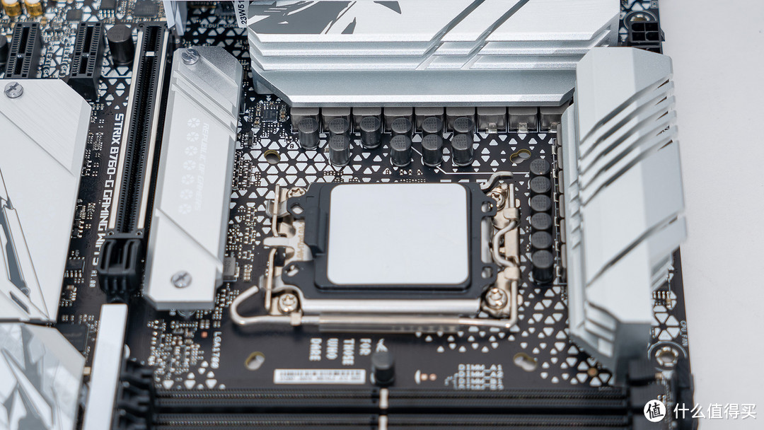 MATX 也紧凑：华硕小吹雪S+宏碁掠夺者+索泰 RTX4080 SUPER 月白装机展示