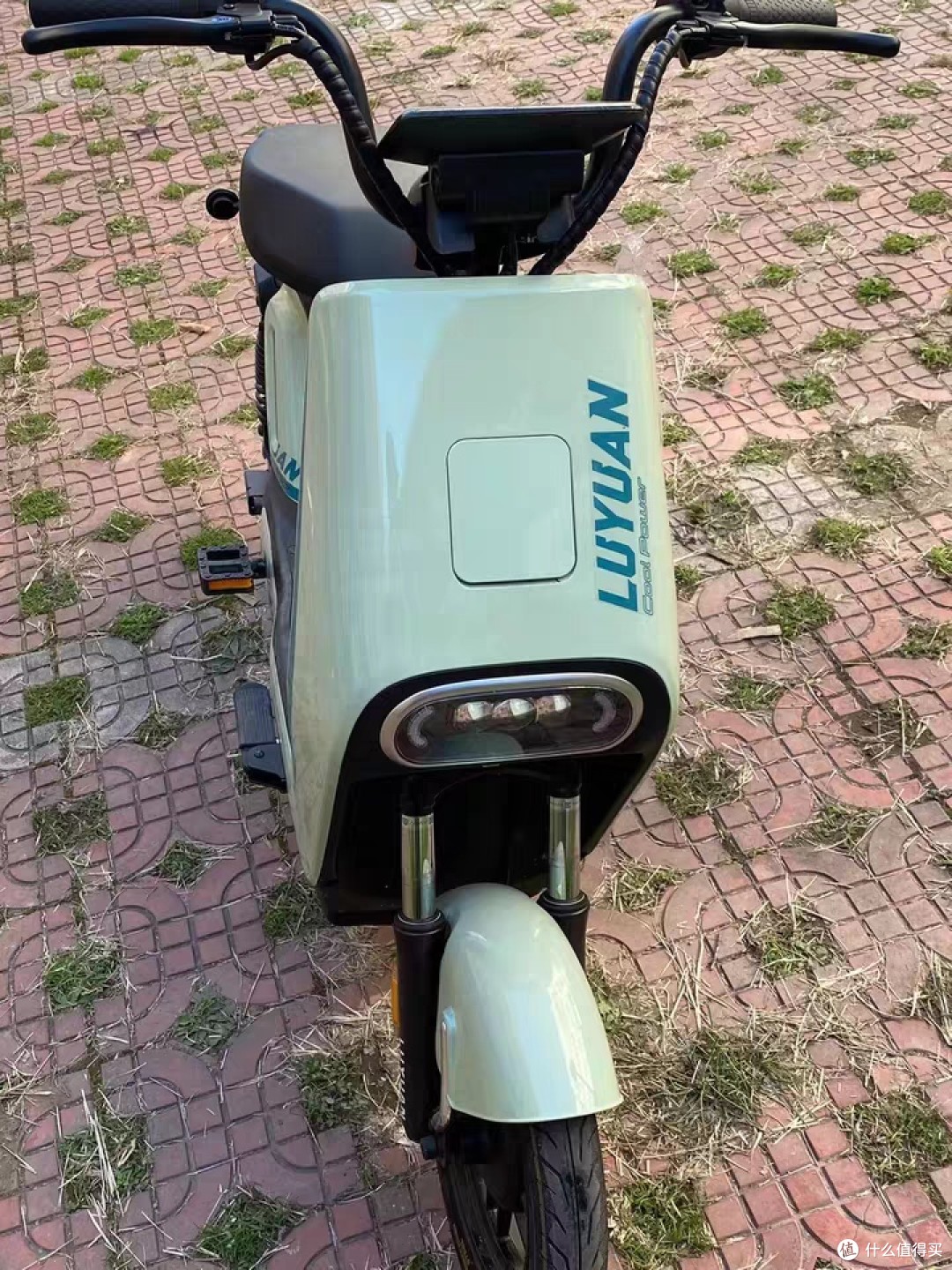 绿源LIVA7电动自行车:城市代步新选择,长续航,轻松出行