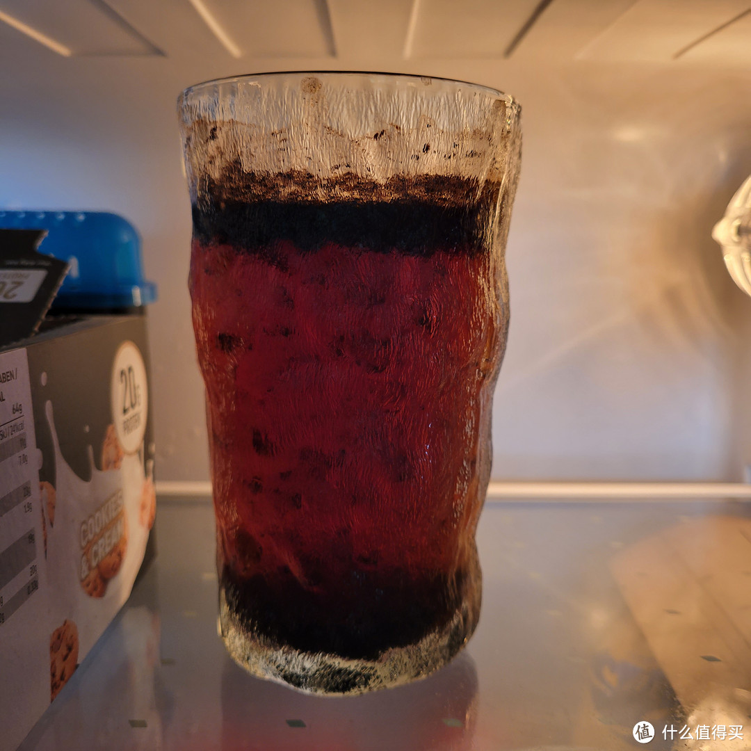 一杯在冰箱里等待时间魔法的冷萃