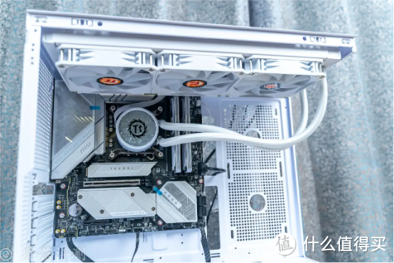 散热表现非常优秀，灯效酷炫略感梦幻，Thermaltake（Tt）钢影透S海景房机箱 评测