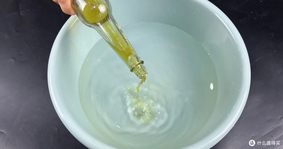 睡觉前,在门上挂一条毛巾,原来有这么多妙用,好多人都不知道