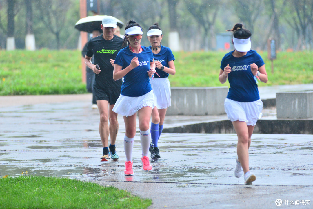 这周的马拉松大概率要雨战了,下雨天跑步有哪些注意事项