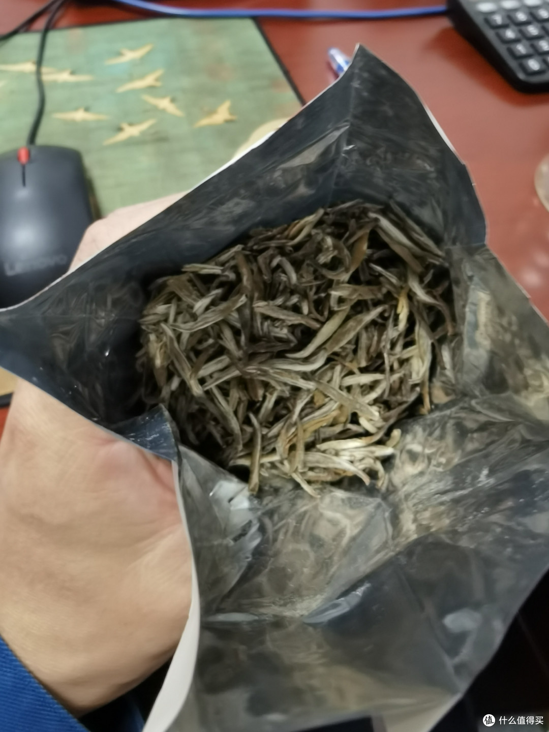 白水没滋味,饮料不健康,还是喝茶好。