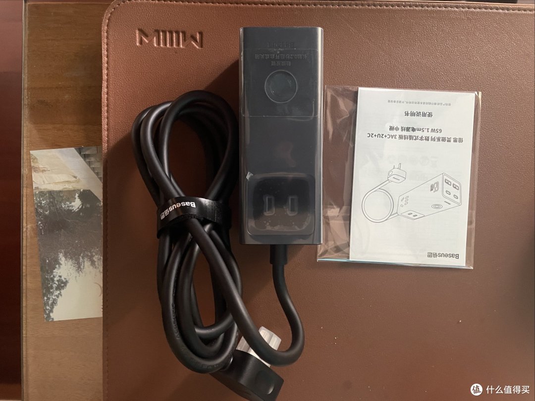 东西很简单，一个说明书，一个插座