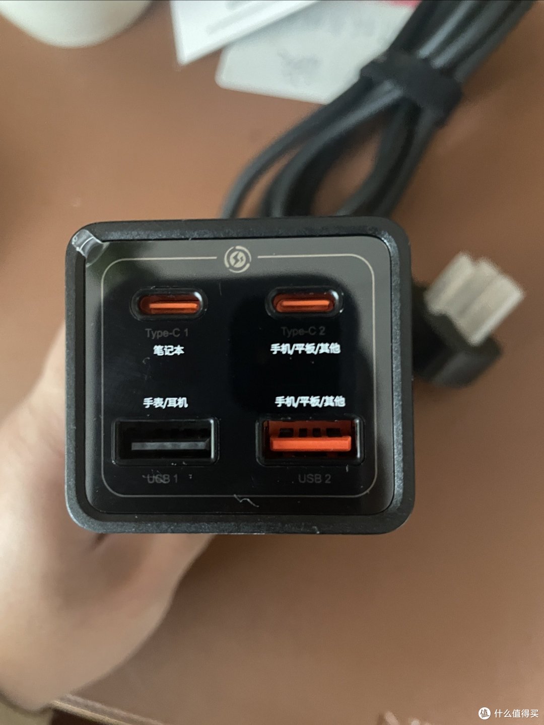 底部是四个插口。两个typec，两个usb