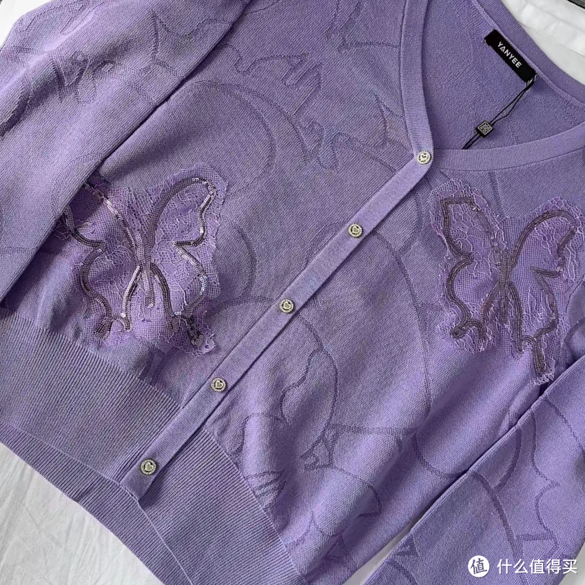 简约又大气的浅紫色针织衫