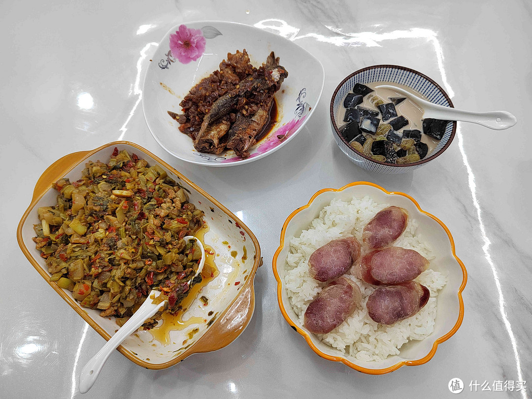 江西男子晒“剩饭剩菜”晚餐火了，直言根本不想吃，网友：知足吧