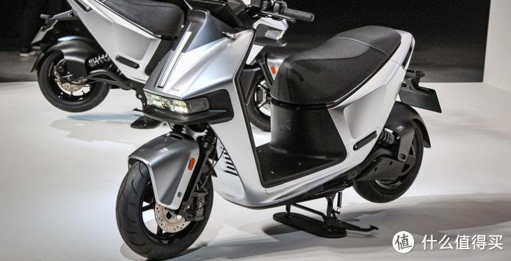 改头换面、搭载矩阵头灯电动车Gogoro Pulse