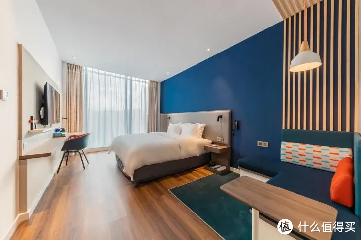 客房设计现代,均精选国际知名品牌洁具和智能马桶,床品舒适,保证优质