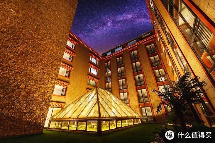 图片酒店客房面积较大,房间主要是亚麻色系,现代,雅致.