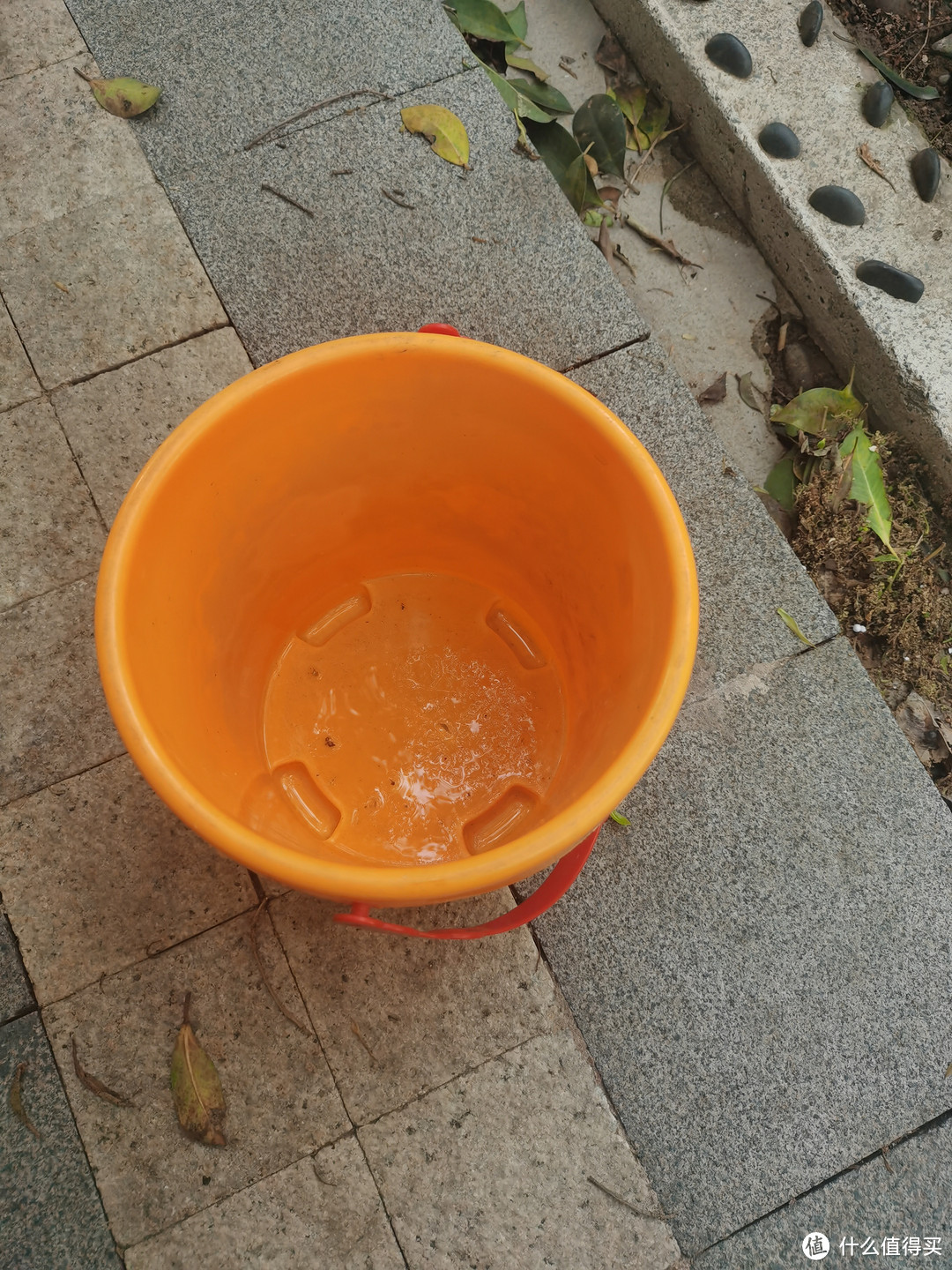 装鱼虾的塑料桶