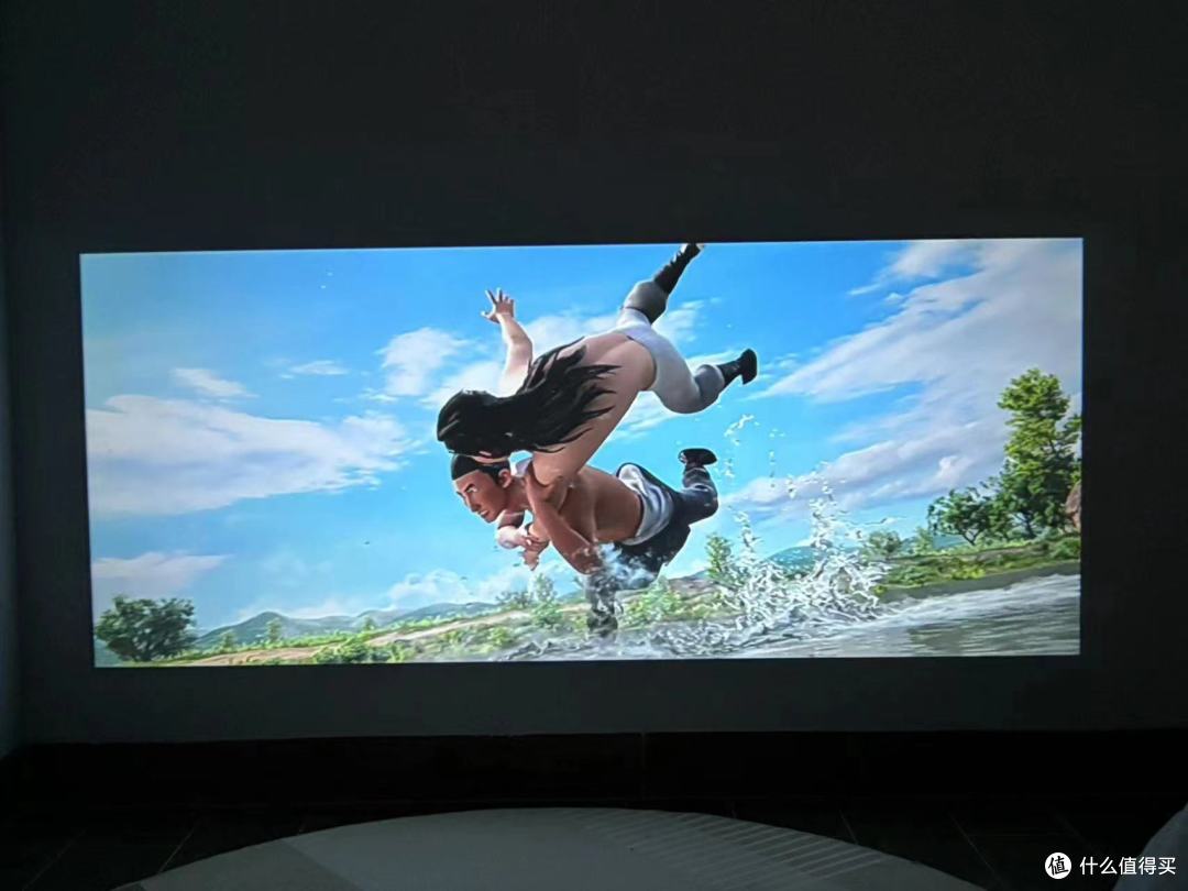 微果Y1投影仪深度测评:小巧便携的家庭影院新宠——奶茶白版