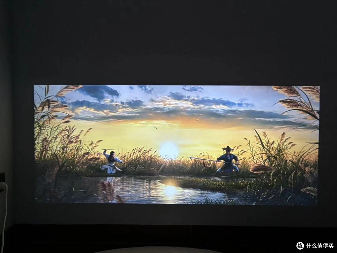 微果Y1投影仪深度测评:小巧便携的家庭影院新宠——奶茶白版